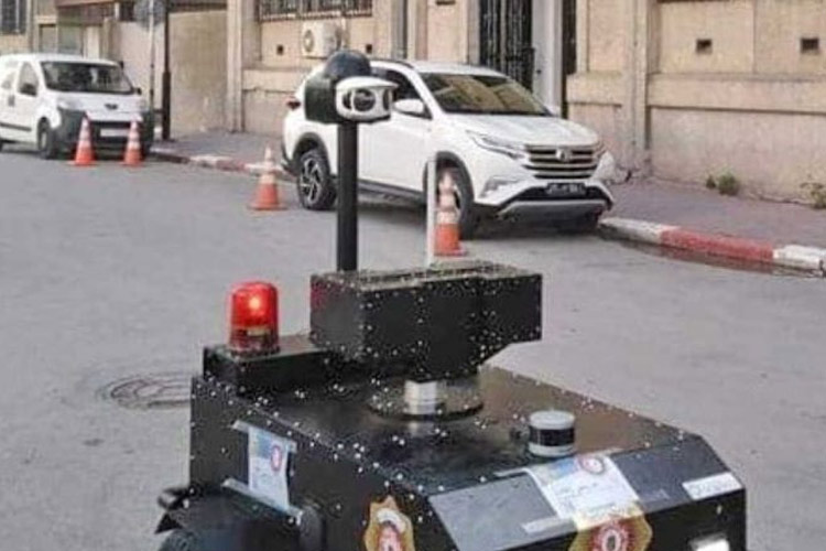 Video/ Koronavirus, Tunizia përdor robotët për të kontrolluar lëvizjen e njerëzve në rrugë